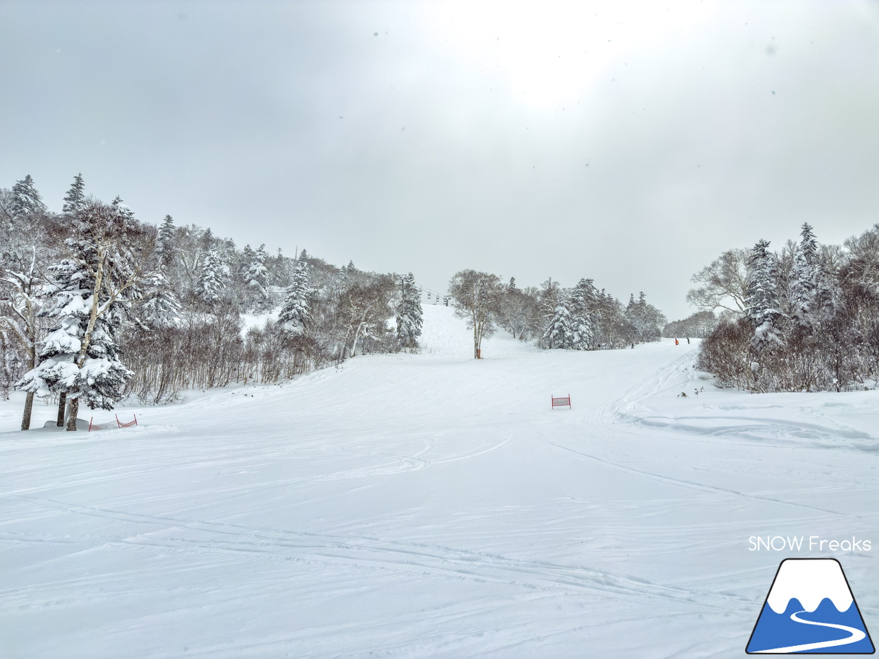 キロロリゾート｜遅ればせながら…。積雪200cmのキロロで、2025～2026 SNOW Freaks『初滑り』。今シーズンもどうぞよろしくお願いいたします！